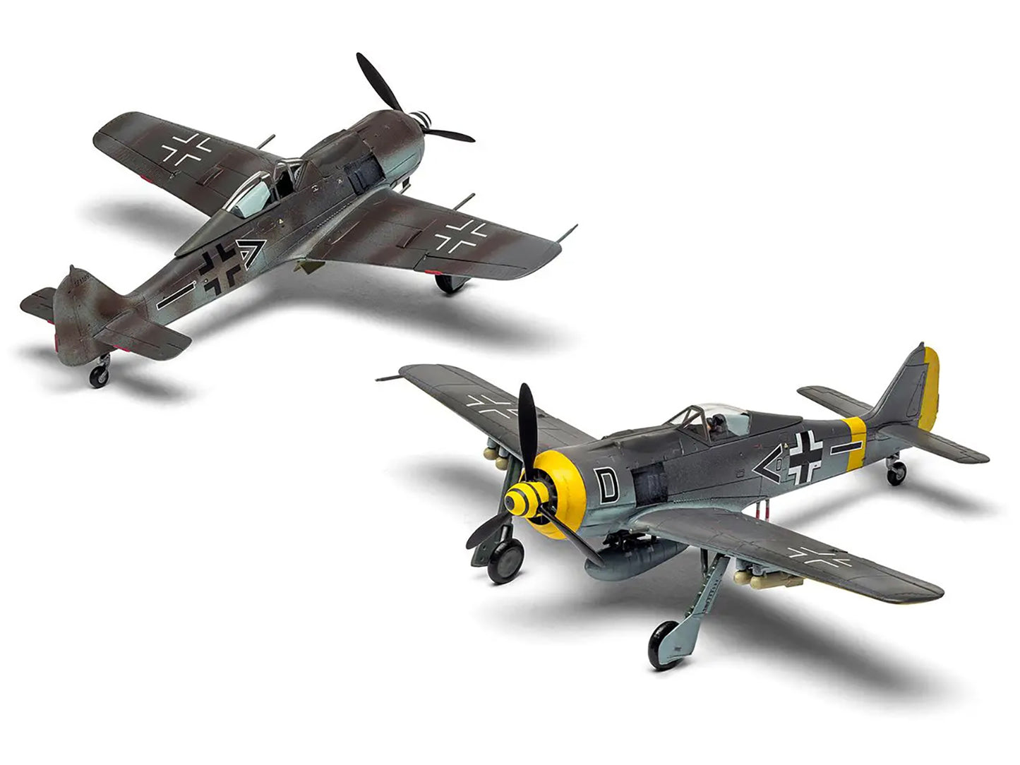 Level 1 Model Kit Focke-Wulf Fw190-A8/F-8 Fighter Aircraft with 2 Scheme Options 1/72 Plastic Model Kit by Airfix