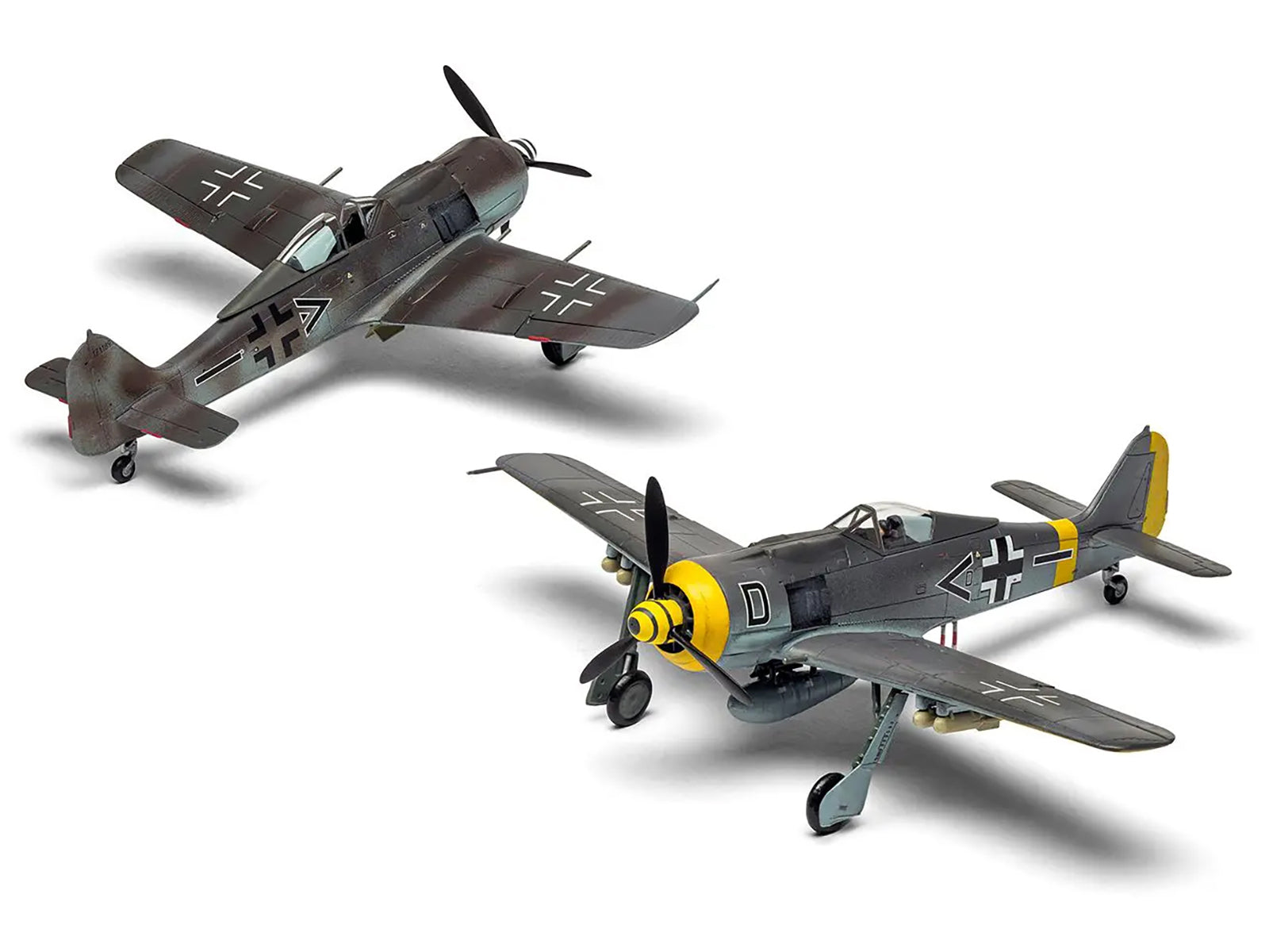 Level 1 Model Kit Focke-Wulf Fw190-A8/F-8 Fighter Aircraft with 2 Scheme Options 1/72 Plastic Model Kit by Airfix