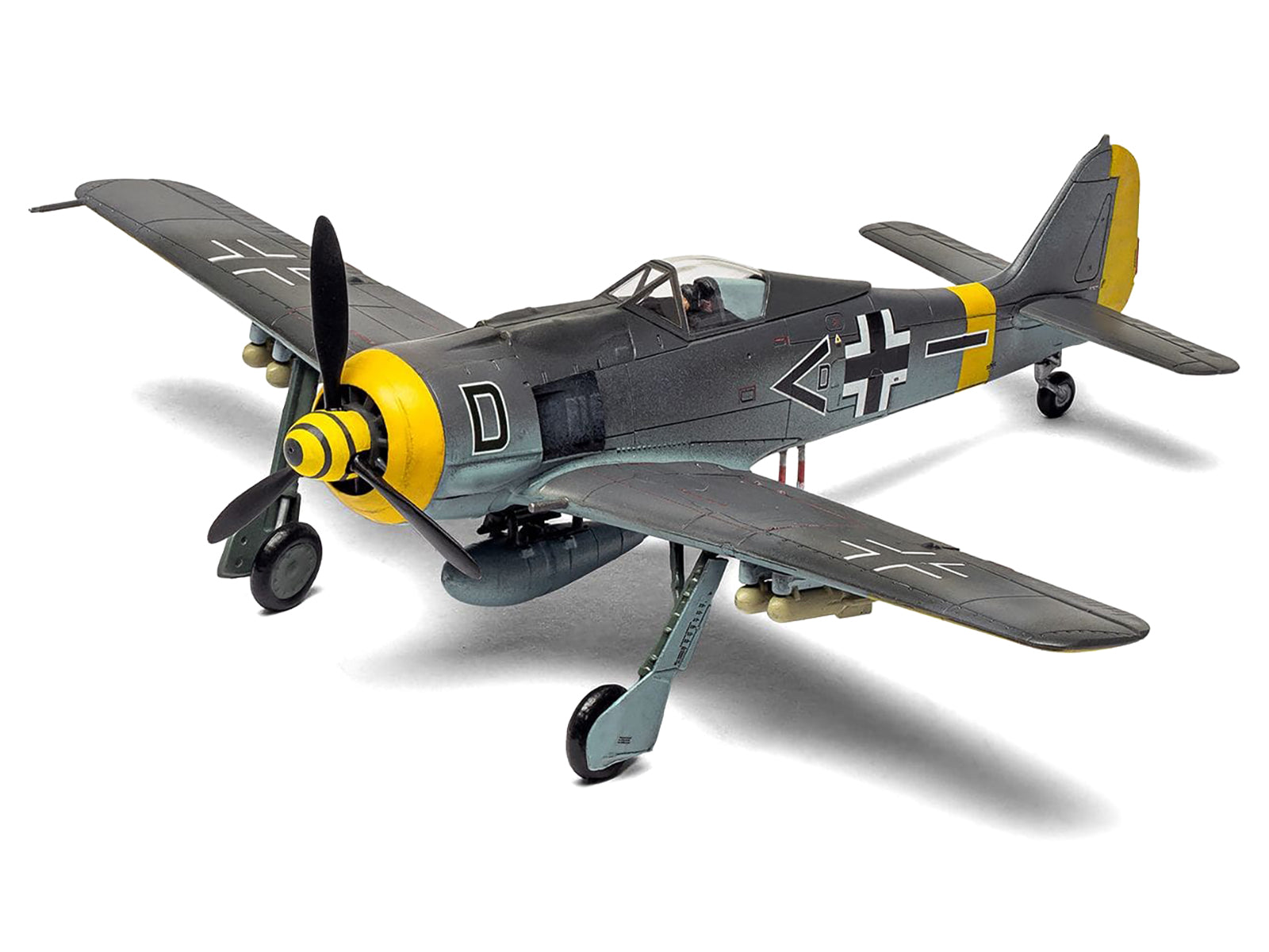 Level 1 Model Kit Focke-Wulf Fw190-A8/F-8 Fighter Aircraft with 2 Scheme Options 1/72 Plastic Model Kit by Airfix